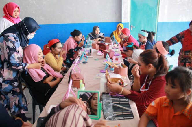 
Warga Desa Brabe Dilatih Make Up Artis