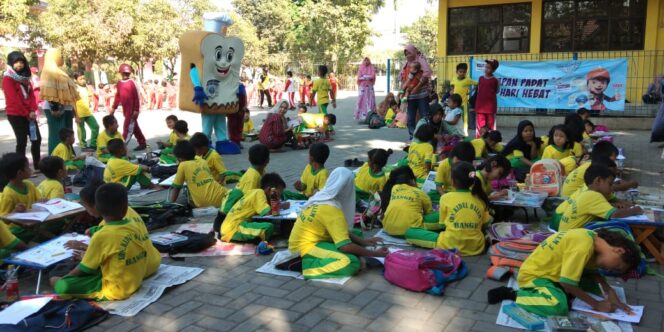 
Ajarkan Siswa Kebiasaan Sarapan Pagi, Sari Roti Kunjungi Sekolahan