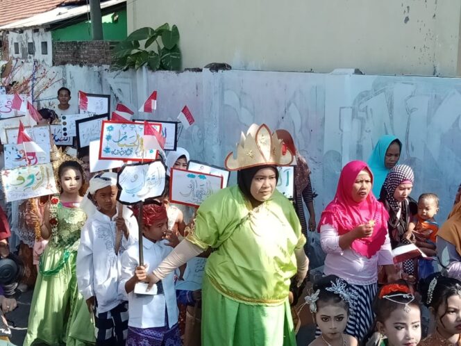 
Semarakkan HUT RI ke-74 , Siswa SD Thoriqul Huda Jalan Santai dengan Pakaian Adat