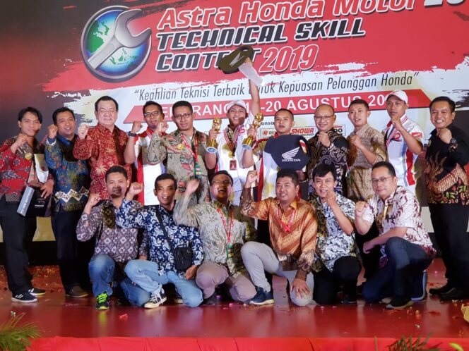 
Buktikan Kualitas Layanan AHASS Jatim, Tekhnisi MPM Juarai Kontes Mekanik Nasional
