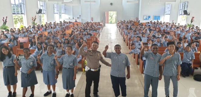 
Ketika Pelajar Papua di Pasuruan Menangis Saat Nyanyikan Lagu Padamu Negeri