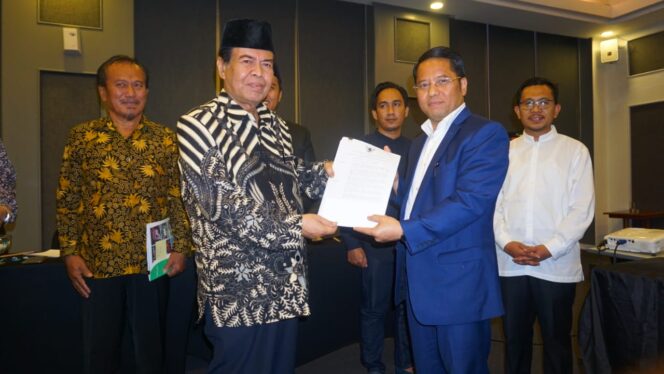 
Kemenag RI Serahkan 6 KMA Pendirian PTKI Swasta Baru