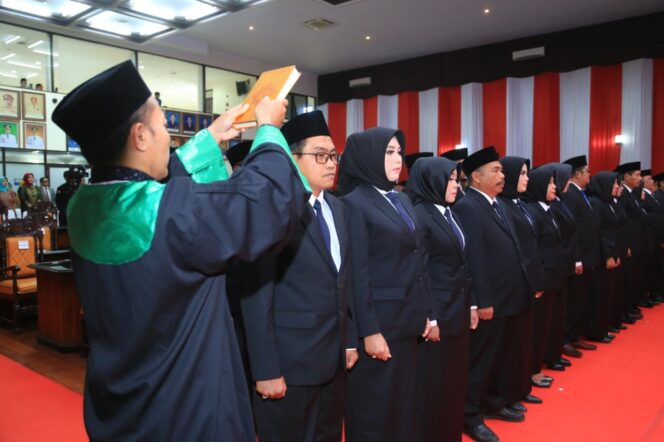 
Puluhan Anggota DPRD Kabupaten Probolinggo 2019-2024 Dilantik