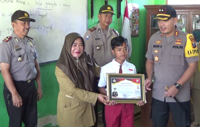 
Kapolres Probolinggo Beri Kado Istimewa untuk Dua Siswa yang Panjat Tiang Bendera