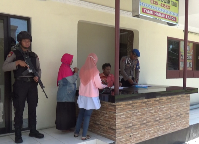 
Antisipasi Serangan Teroris, Penjagaan di SPKT Polres Probolinggo Kota Diperketat
