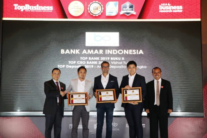 
Majalah TopBusiness Beri Penghargaan Sejumlah Perusahaan Keuangan