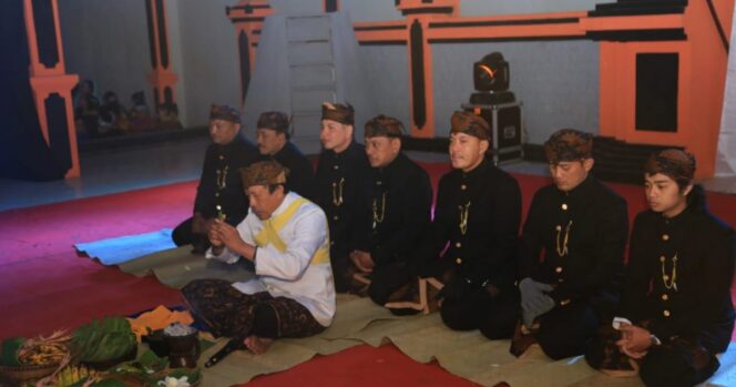
Malam Resepsi Yadnya Kasada, Tujuh Orang Dikukuhkan Sebagai Warga Kehormatan dan Sesepuh Tengger