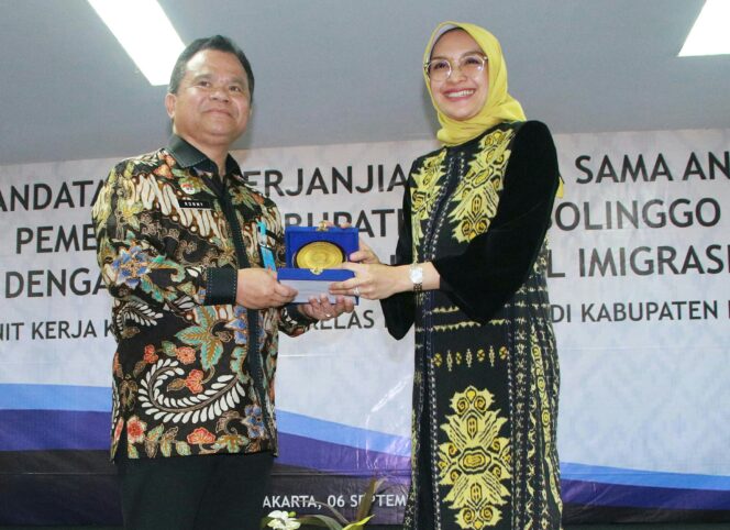 
Pemkab-Kemenkum HAM Teken Perjanjian Kerja Sama Pendirian UKK Imigrasi di Kabupaten Probolinggo