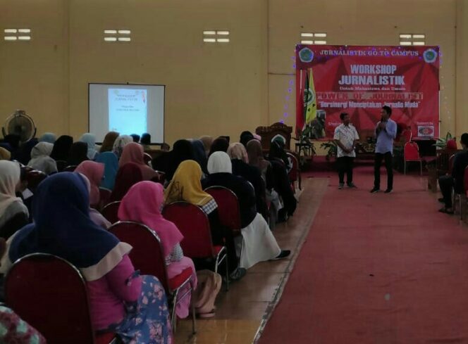 
Tangkal Hoax, Mahasiswa STIT Pasuruan Gelar Workshop Jurnalistik
