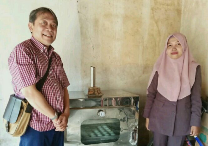 
Pengabdian ke Masyarakat, Unesa Beri Bantuan Alat Pengasin untuk UKM Telur Asin di Trenggalek