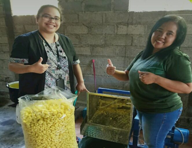 
Unesa Beri Bantuan Alat Teknologi Tepat Guna untuk UKM Alen-alen Sripit di Trenggalek