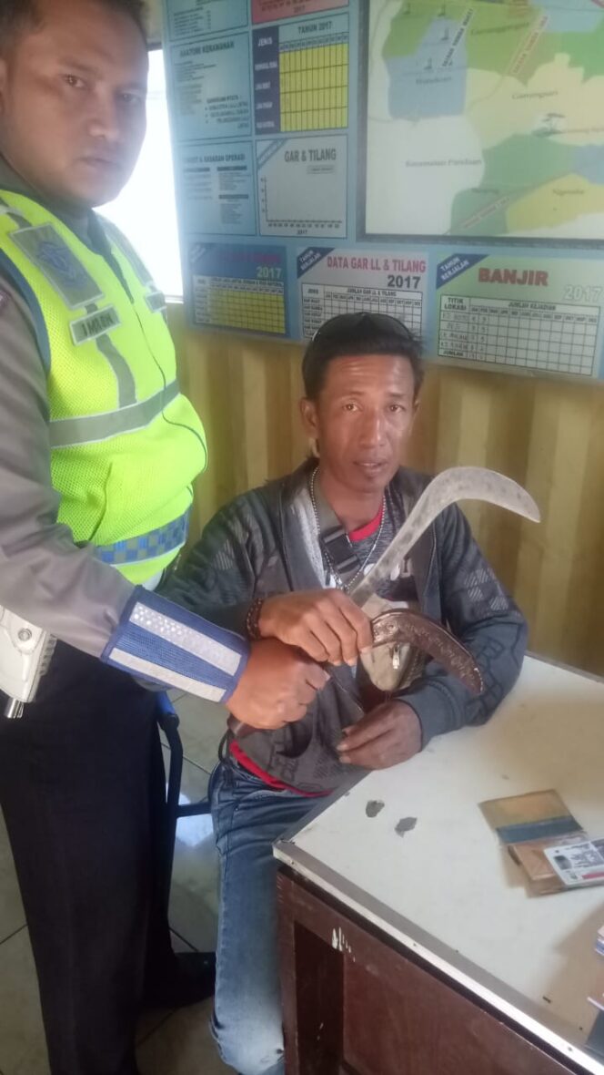 
Bawa Clurit, Pria Asal Probolinggo Ditangkap Saat Akan Hendak Pulang ke Rumah
