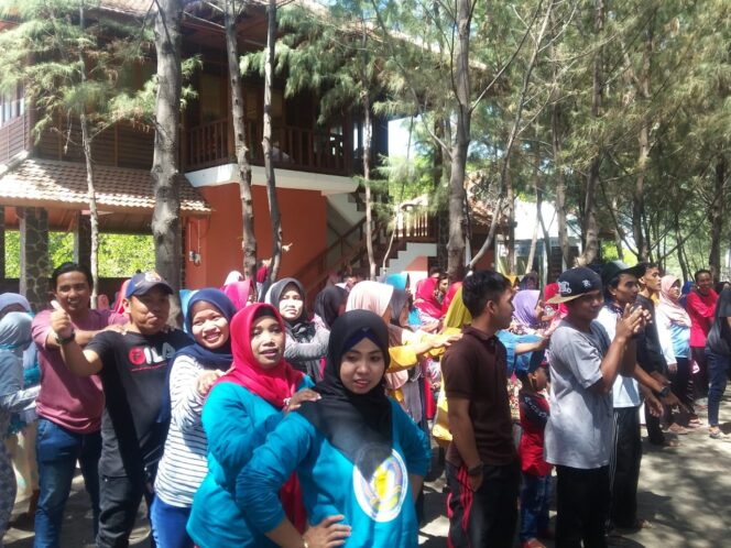
Sanggar Kegiatan Belajar Kraksaan Gelar Upgrading Pendidikan Kesetaraan di Pantai Duta