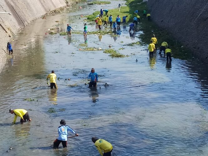 
DPUPR Probolinggo Lakukan Aksi Bersih-bersih Sampah di Kali Rondoningo
