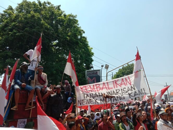 
Tolak Relokasi, Ribuan Warga dari 10 Desa Geruduk Kantor Pemkab Pasuruan