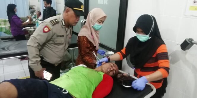 
Kepergok Curi Helm, Pria Ini Babak Belur Dimassa