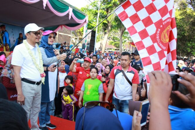 
Bupati Tantri dan Hasan Aminuddin Buka Car Free Day Perdana di Probolinggo