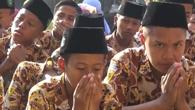 
Ratusan Siswa MTS YPM 1 Wonoayu Sidoarjo Gelar Doa Bersama untuk BJ Habibie