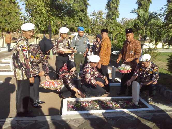 
HUT ke-41, FKPPI Probolinggo Gelar Ziarah dan Tabur Bunga di Makam Pahlawan