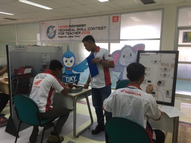 
Uji Keahlian, MPM Gelar Kontes Regional Guru SMK