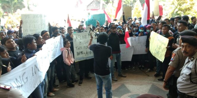 
Tolak RUU KPK dan KUHP, Ratusan Mahasiswa Gelar Aksi di Kantor DPRD Pasuruan