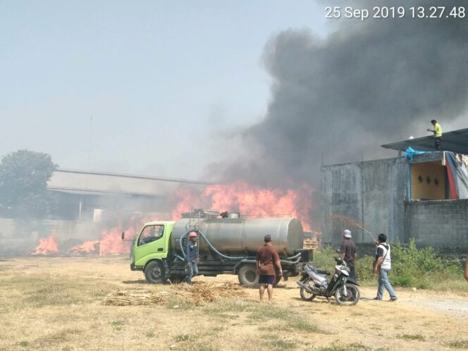 
Lahan Kosong Tempat Penyimpanan Palet di Pasuruan Ludes Terbakar