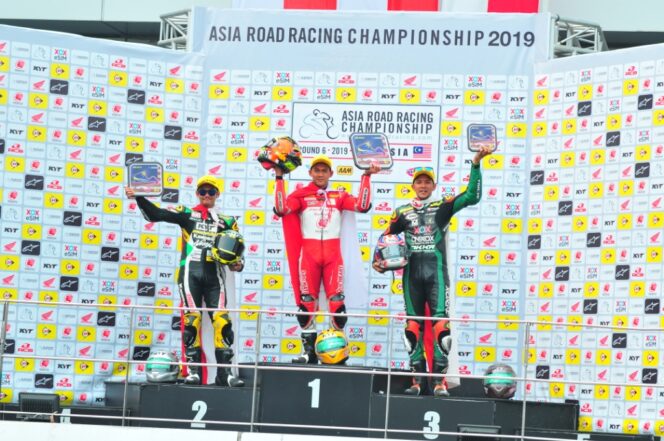 
Raih Double Podium, Lagu Indonesia Raya Berkumandang di ARRC Sepang