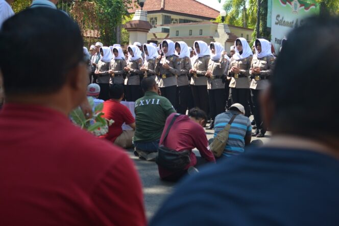 
Terjunkan Tim Asmaul Husna, Aksi Unjuk Rasa Akhirnya Berjalan dengan Tertib dan Damai
