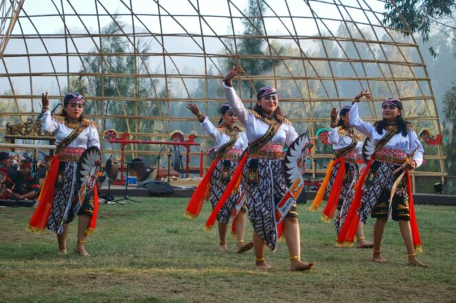 
Gubernur Khofifah: Festival Jathilan  Bisa Jadi Magnet Wisatawan Asing Kerasan di Bromo