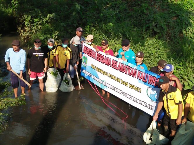 
Cegah Banjir Kali Wrati, Ini yang Dilakukan Warga Bersama Muspika Beji