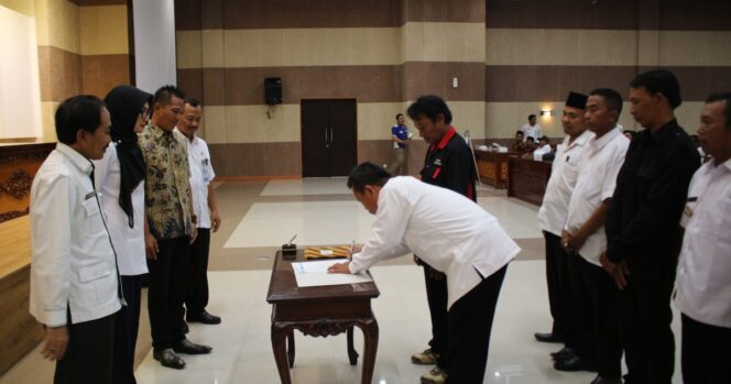 
Bupati Probolinggo Minta Kades Terus Berinovasi dan Berkreasi Membangun Desa