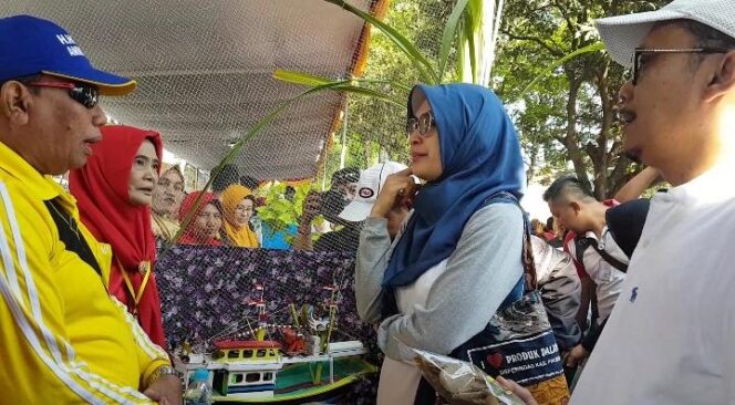 
Kurangi Limbah Plastik, Pemkab Probolinggo Bagikan Ratusan Tas Daur Ulang
