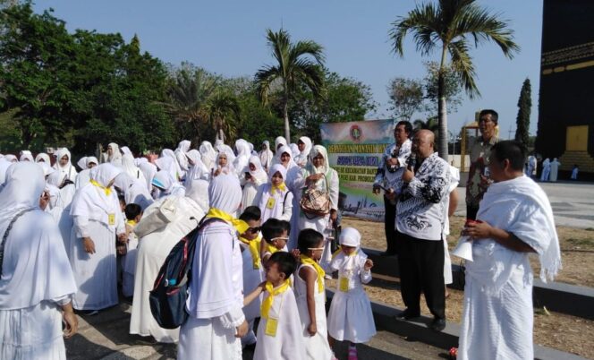 
Ketika Para “Haji Cilik” Belajar Manasik di Miniatur Ka’bah Bentar