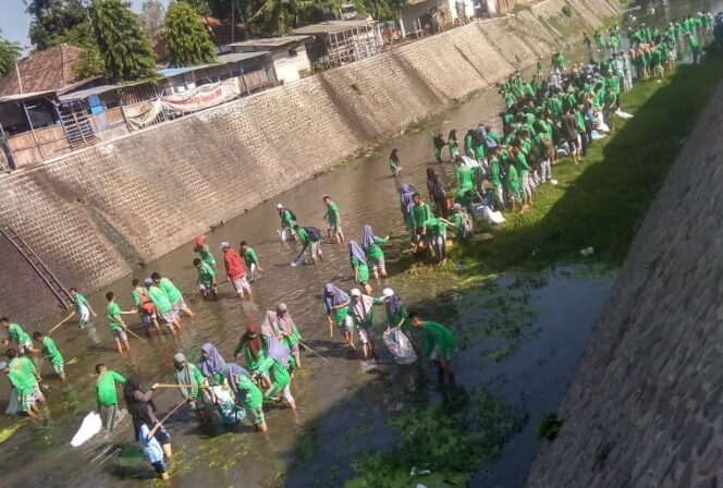 
Ribuan Siswa SMKN 2 Kraksaan Bersihkan Sungai Kertosono