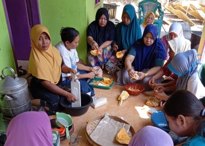 
SKB Kraksaan Latih WB Ketrampilan Pembuatan Aneka Kue
