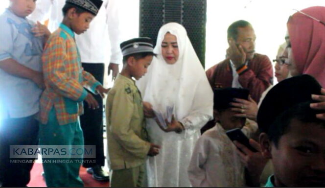 
PAMMI Kota Pasuruan Santuni Puluhan Anak Yatim di Kolam Renang Mangga Dua