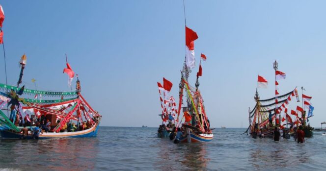 
Syukuri Hasil Tangkapan, Warga Probolinggo Gelar Petik Laut