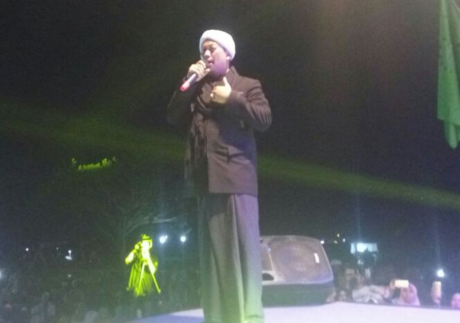 
Ribuan Jamaah Bersholawat Bareng Opick, Ponpes Metal Al-Hidayah Bak Lautan Manusia