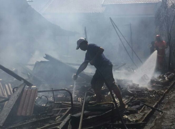 
Lupa Matikan Kompor, Dua Rumah Milik Warga di Probolinggo Ludes Terbakar