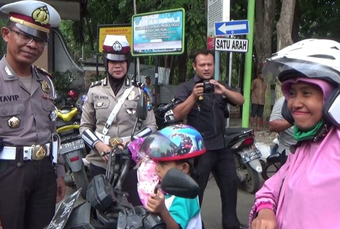 
Terjaring Operasi Zebra, Seorang Ibu di Probolinggo Malah Dapat Kejutan Ini dari Polisi