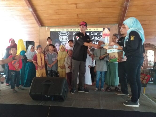 
Gelar Bakti Sosial, IKL Nusantara Santuni Ratusan Anak Yatim di Pasuruan 