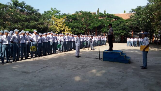 
Kapolsek Grati Ajak Pelajar SMK Semangat Gapai Prestasi dan Tidak Mudah Diajak Demo