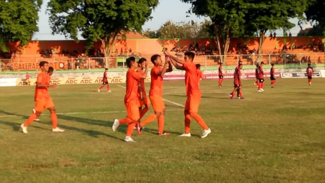 
Gelontor 3 Gol, Persekabpas Makin Kokoh di Puncak Klasemen