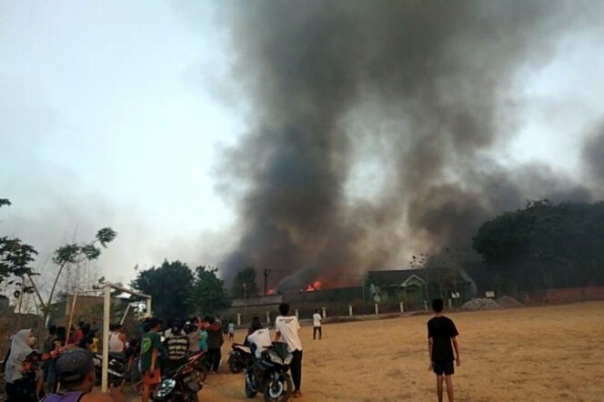 
Gudang PT. MBM Terbakar, Kobaran Api Nyaris Merembet hingga ke Bangunan SDN Randupitu 1 Gempol 