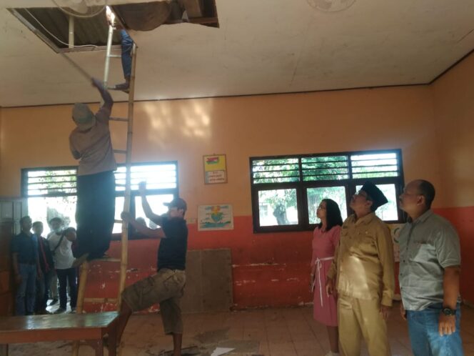 
Pasca Bangunan Terbakar Aktivitas Mengajar di SDN Randupitu Lumpuh, Kadispendik Minta PT MBM Tanggungjawab