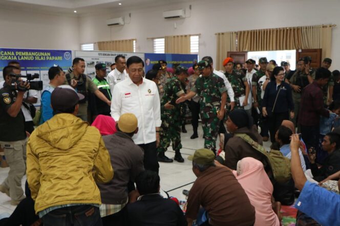 
Menkopolhukam dan Kapolri Pulangkan Kembali 106 Pengungsi ke Wamena