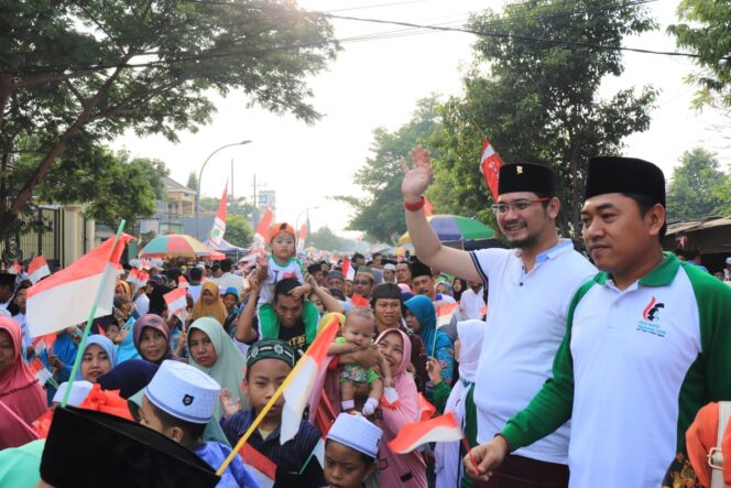 
Semarakkan Hari Santri, Ribuan Warga Kota Pasuruan Ikuti Jalan Sehat Sarungan