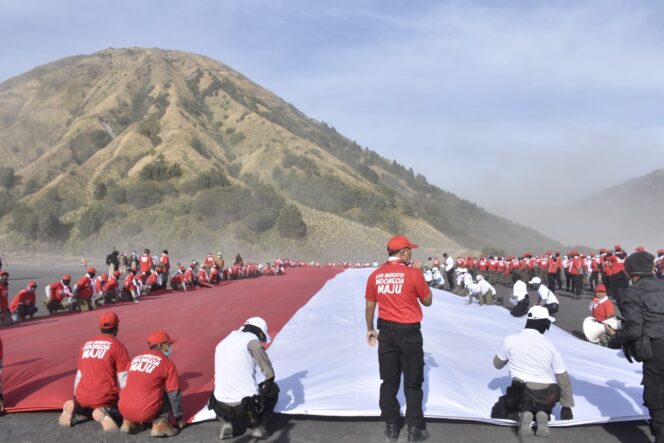 
Parade Bendera Merah Putih Dibentangkan di Lautan Pasir Gunung Bromo