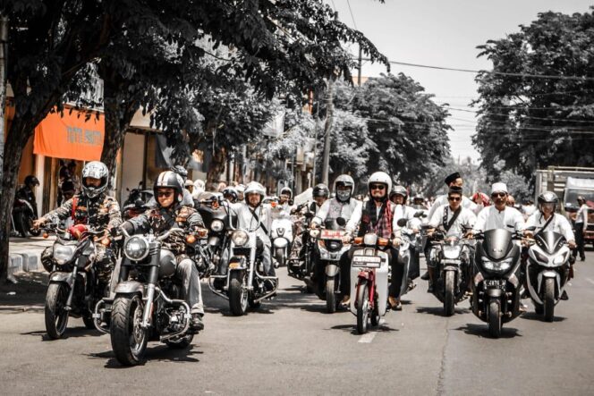 
Pakai Moge dan Kenakan Jaket Banser, Cucu Mbah Hamid Pimpin Pawai Motor Sarungan
