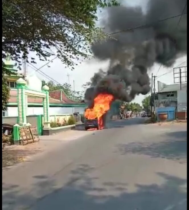 
Diduga Korsleting Listrik, Mobil Minibus Muat Sejumlah Jerigen Berisi BBM Ludes Terbakar